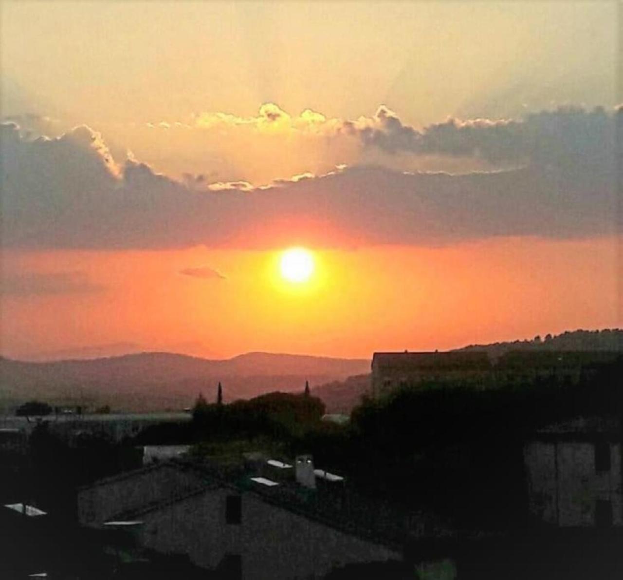 Duplex De Charme Avec Terrasse Au Coeur Du Village Lorgues Dış mekan fotoğraf